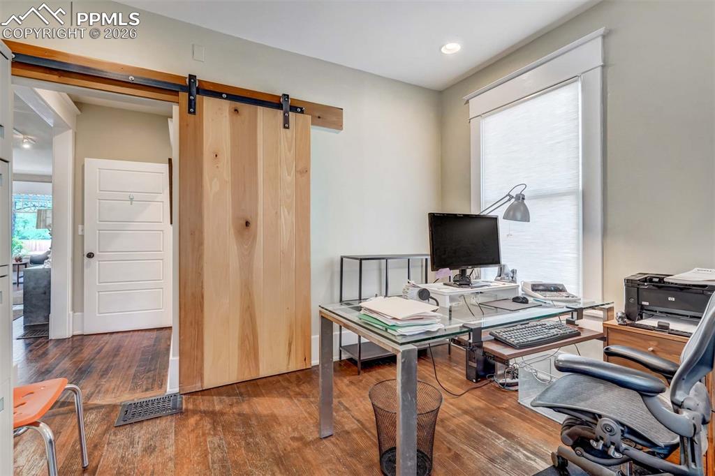 Image 23 of 50: Office