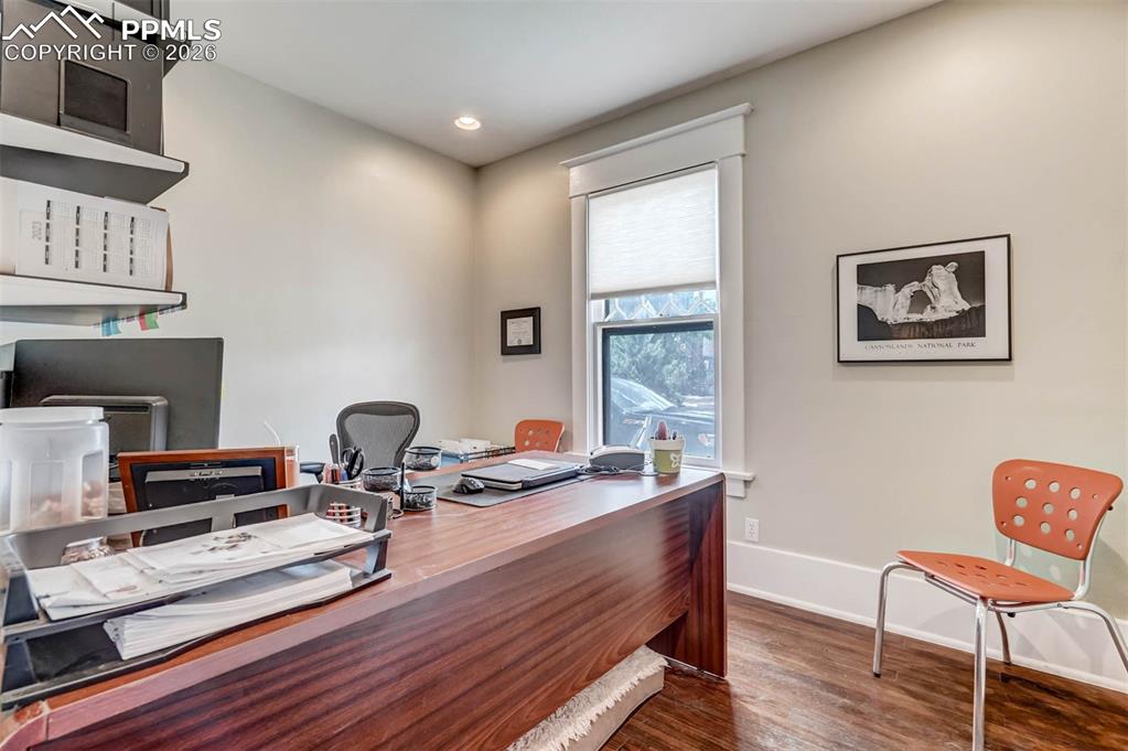 Image 24 of 50: Office