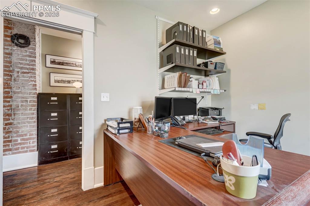 Image 25 of 50: Office