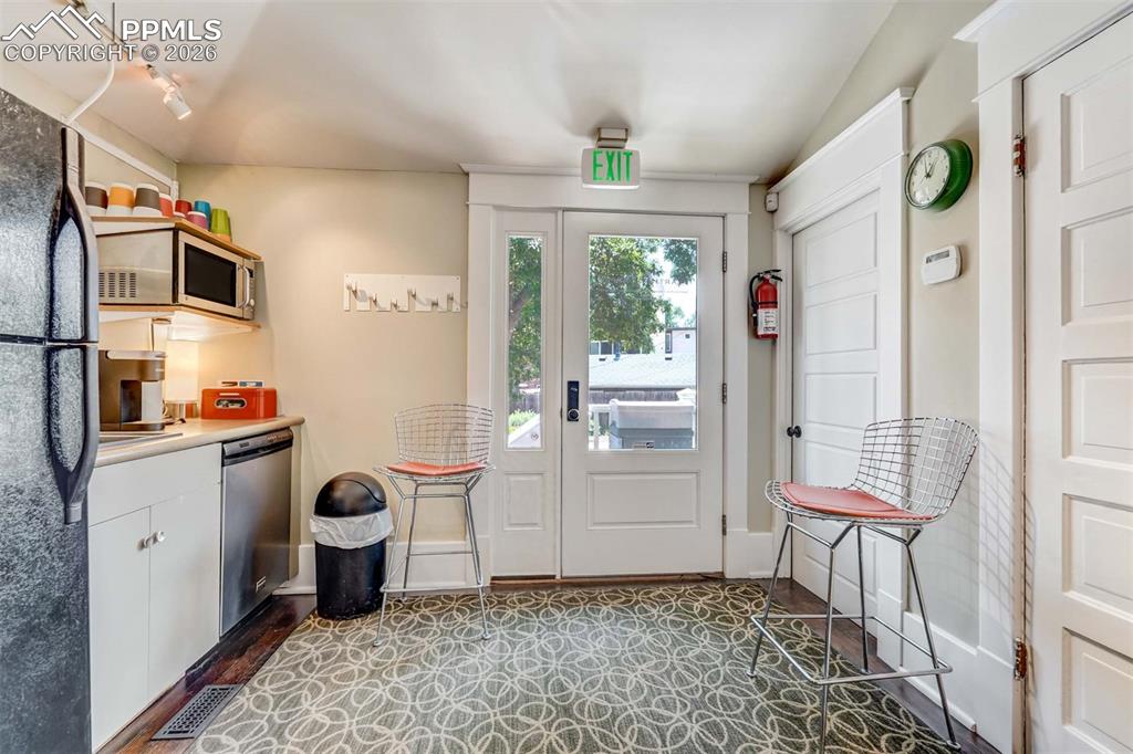 Image 26 of 50: Entry