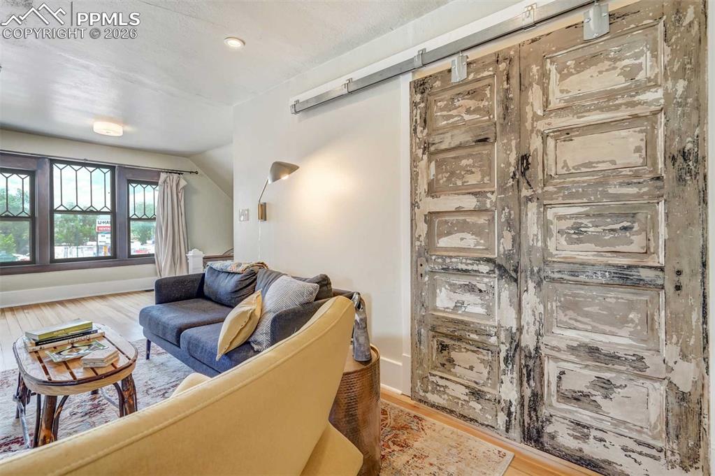 Image 33 of 50: Living Room