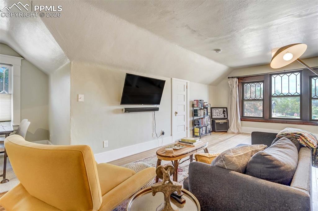 Image 34 of 50: Living Room