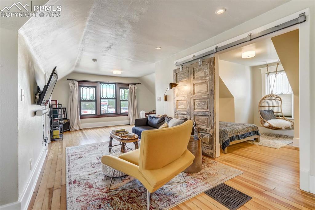 Image 35 of 50: Sitting Room