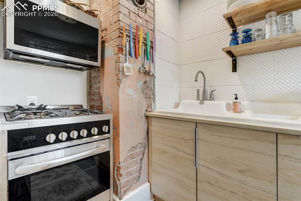 Image 40 of 50: Kitchen