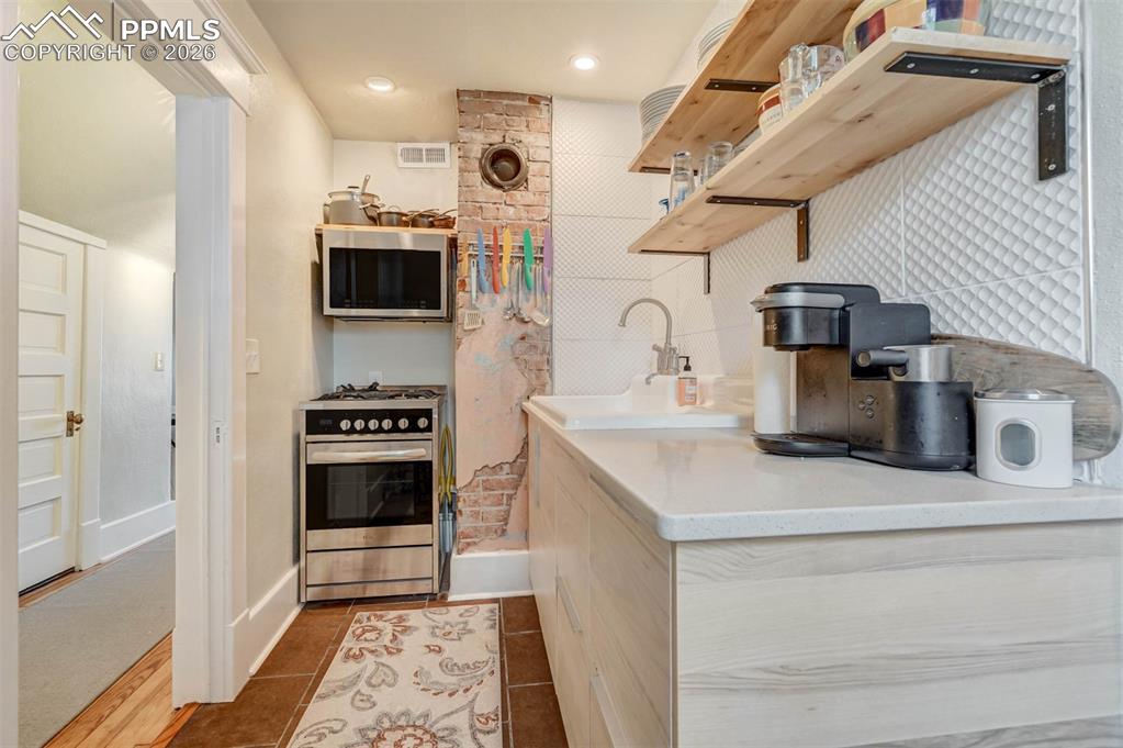 Image 41 of 50: Kitchen