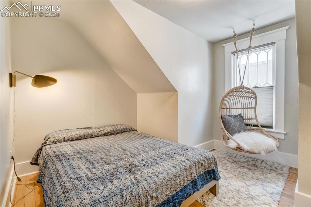 Image 43 of 50: Bedroom