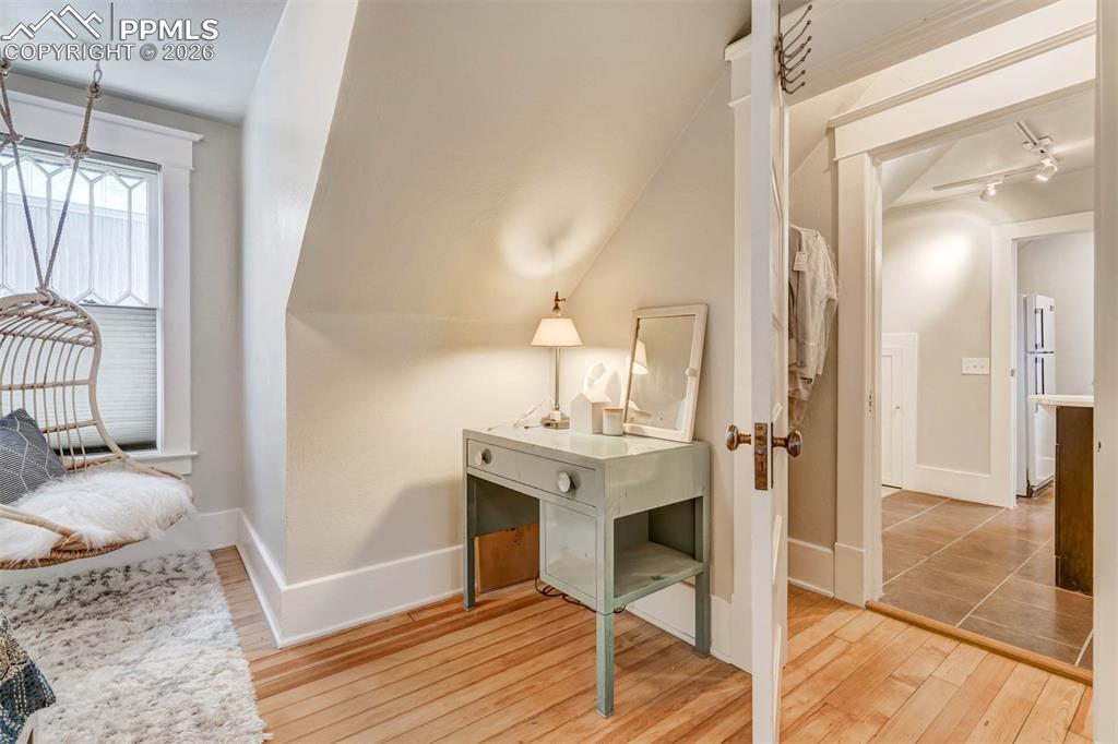 Image 44 of 50: Office