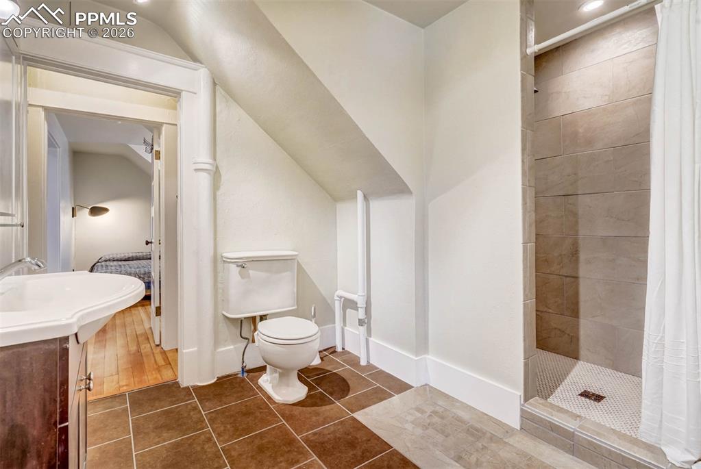 Image 45 of 50: Bathroom