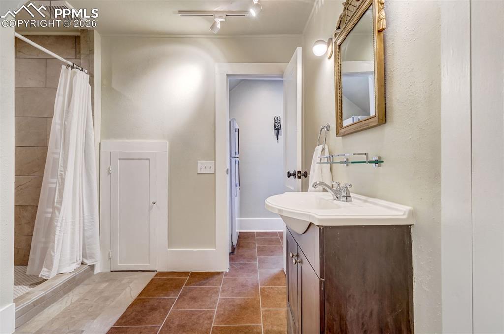 Image 46 of 50: Bathroom