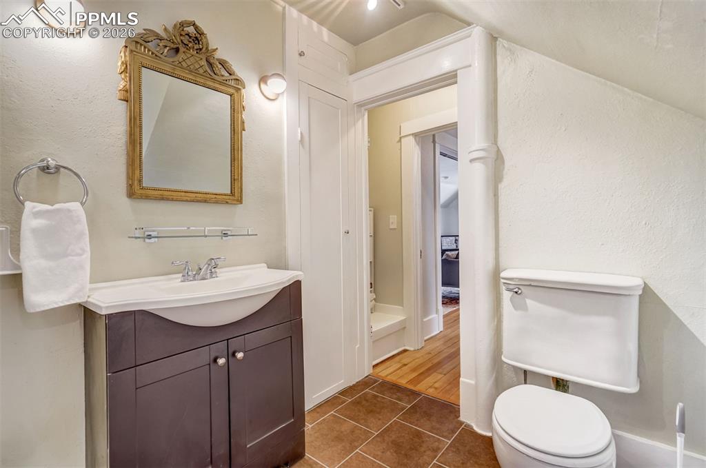 Image 47 of 50: Bathroom