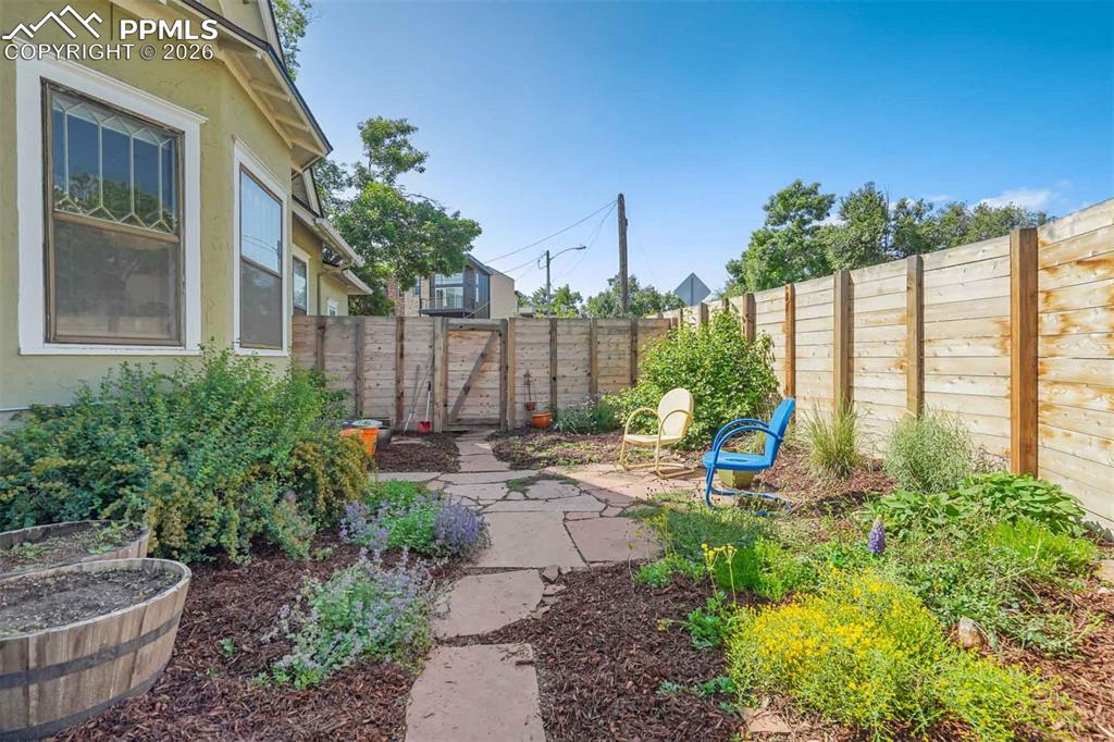 Image 48 of 50: Yard