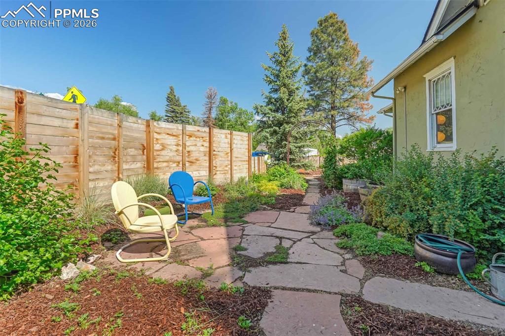 Image 49 of 50: Yard