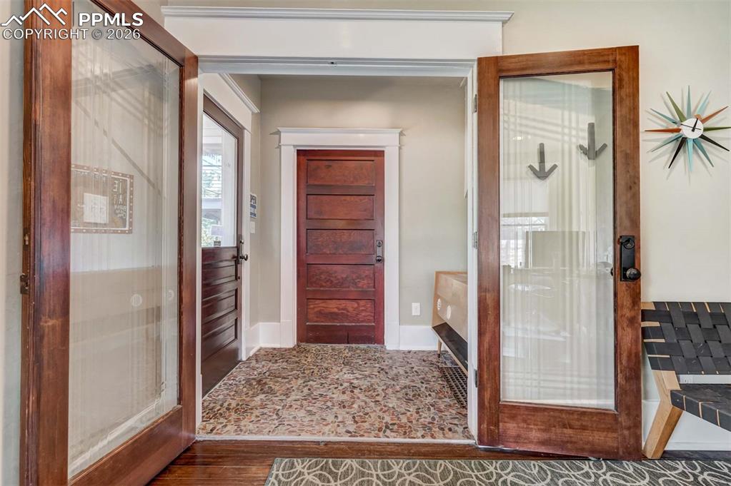 Image 5 of 50: Entry