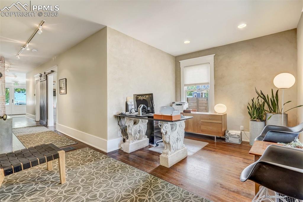 Image 8 of 50: Office