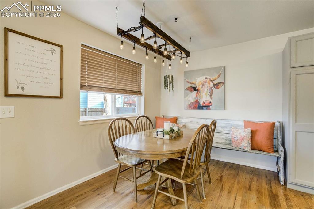 Image 10 of 50: Dining Area