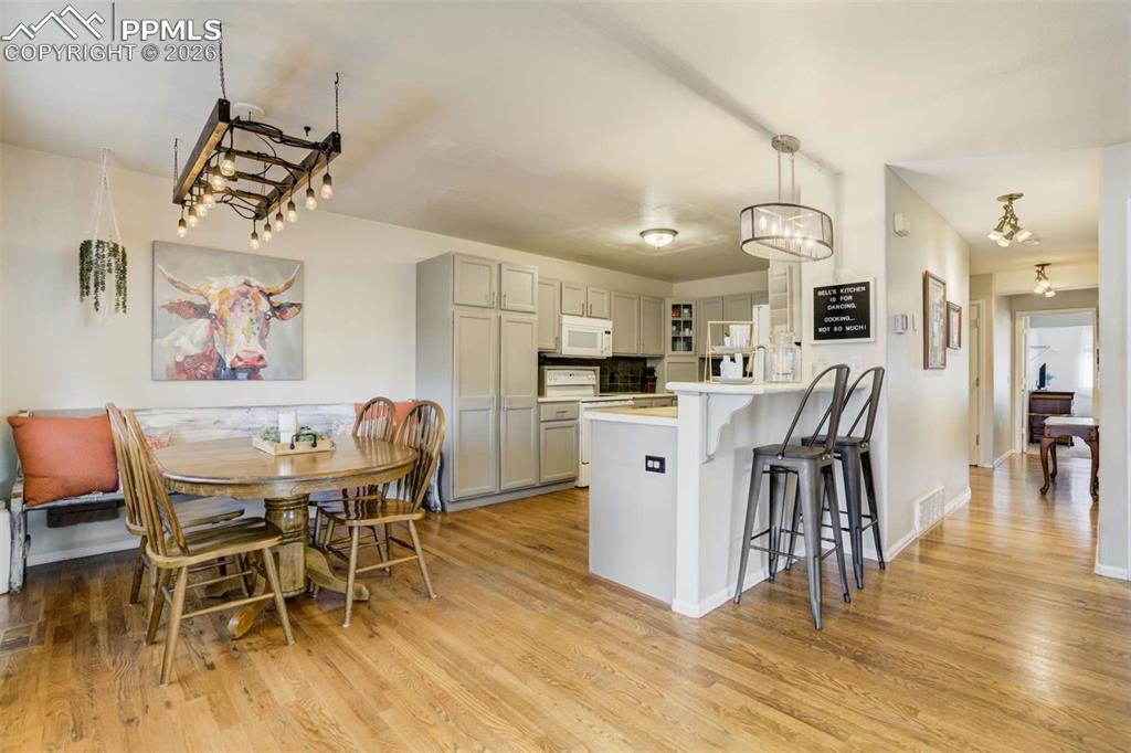 Image 11 of 50: Kitchen