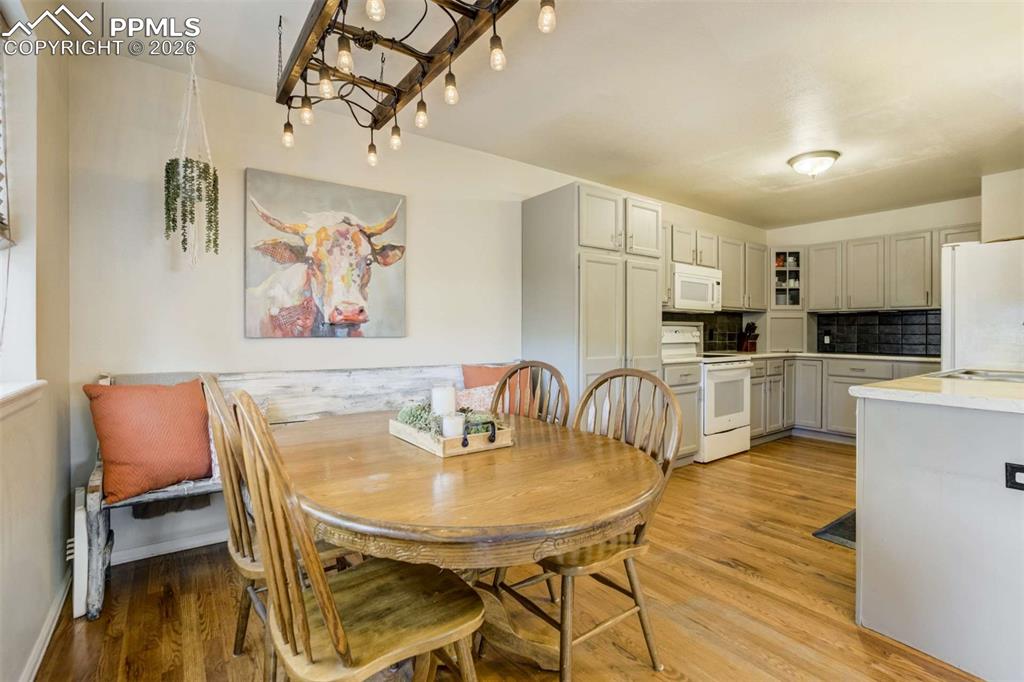 Image 12 of 50: Dining Area