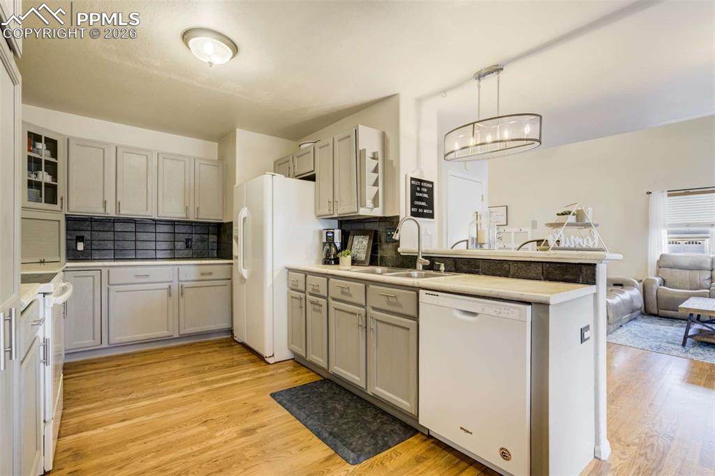 Image 13 of 50: Kitchen