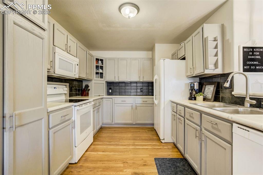 Image 14 of 50: Kitchen