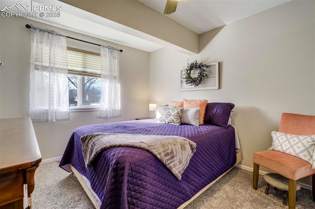 Image 18 of 50: Bedroom