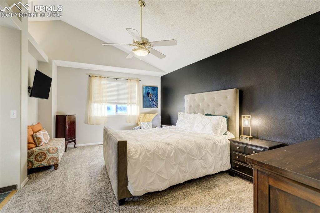 Image 26 of 50: Bedroom