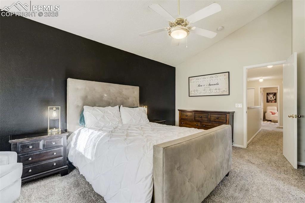 Image 28 of 50: Bedroom