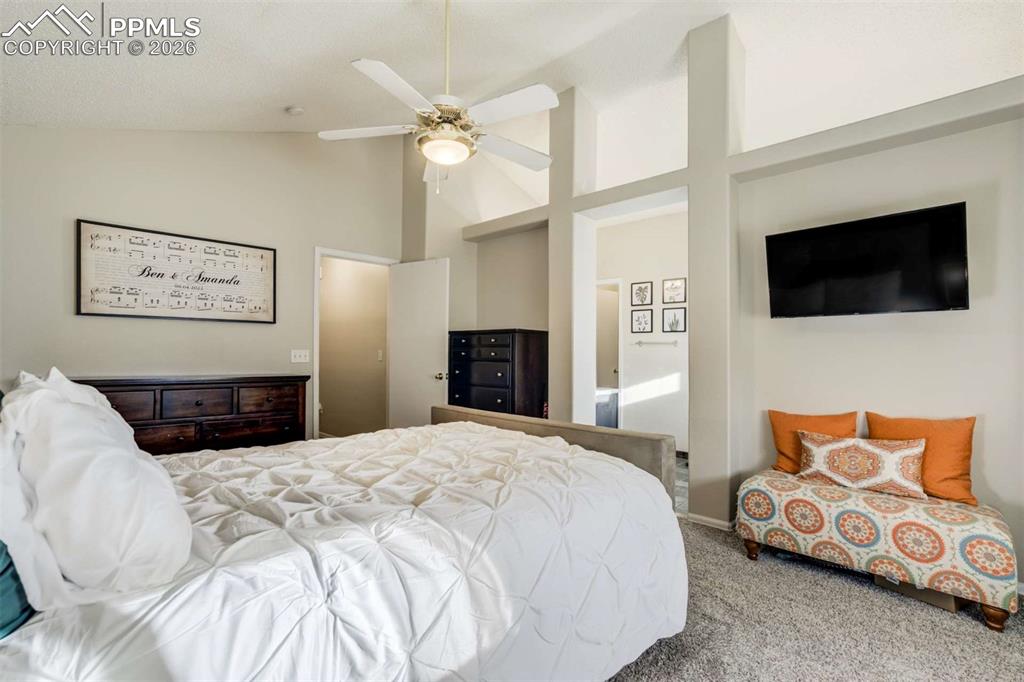 Image 29 of 50: Bedroom