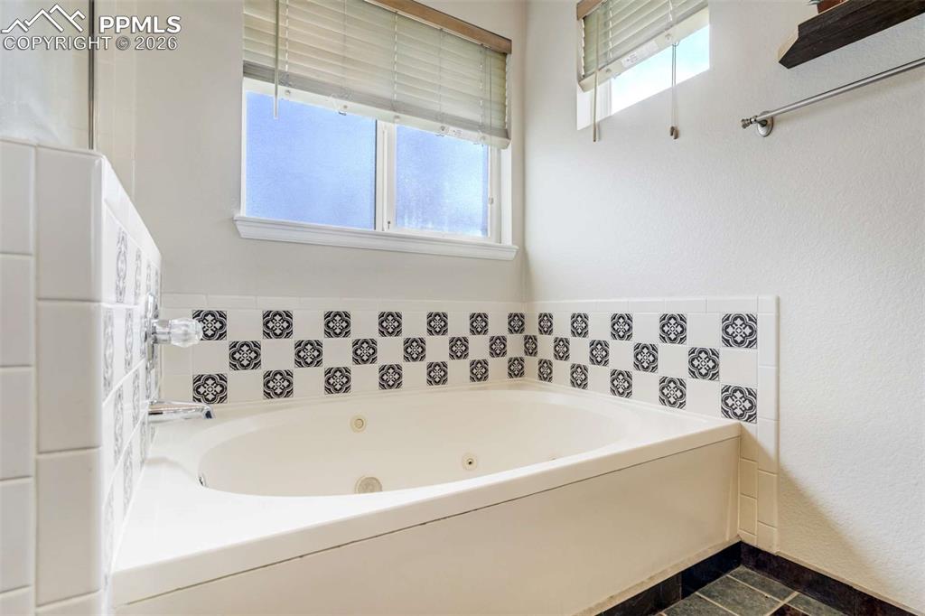 Image 31 of 50: Bathroom