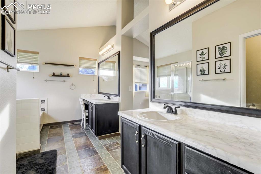 Image 32 of 50: Bathroom