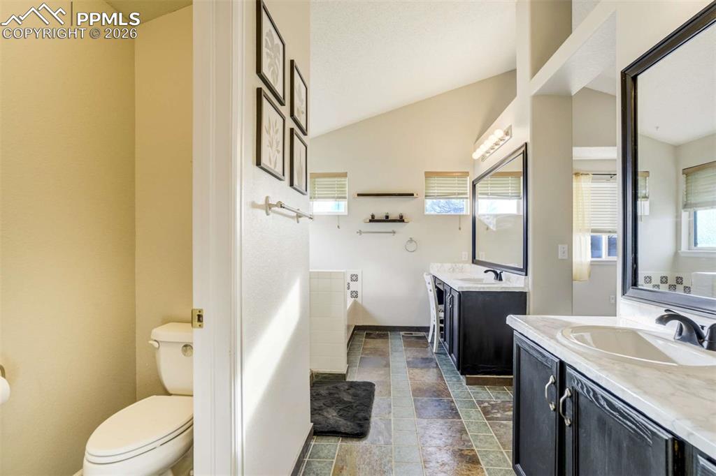 Image 33 of 50: Bathroom