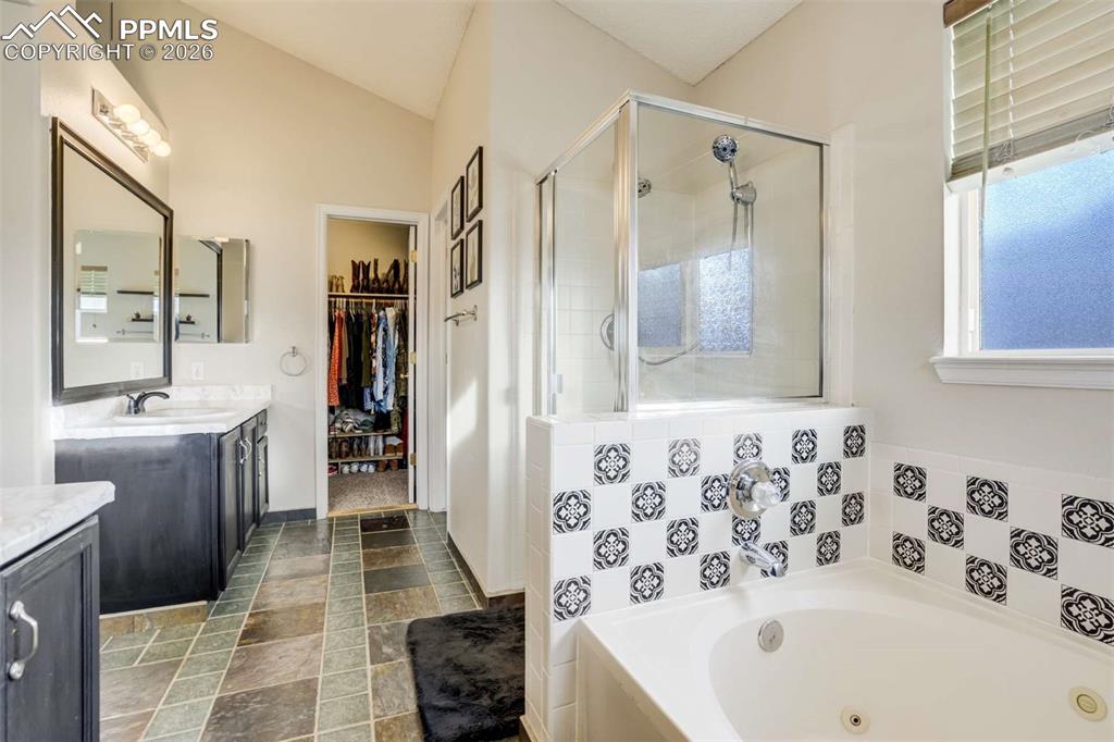 Image 34 of 50: Bathroom