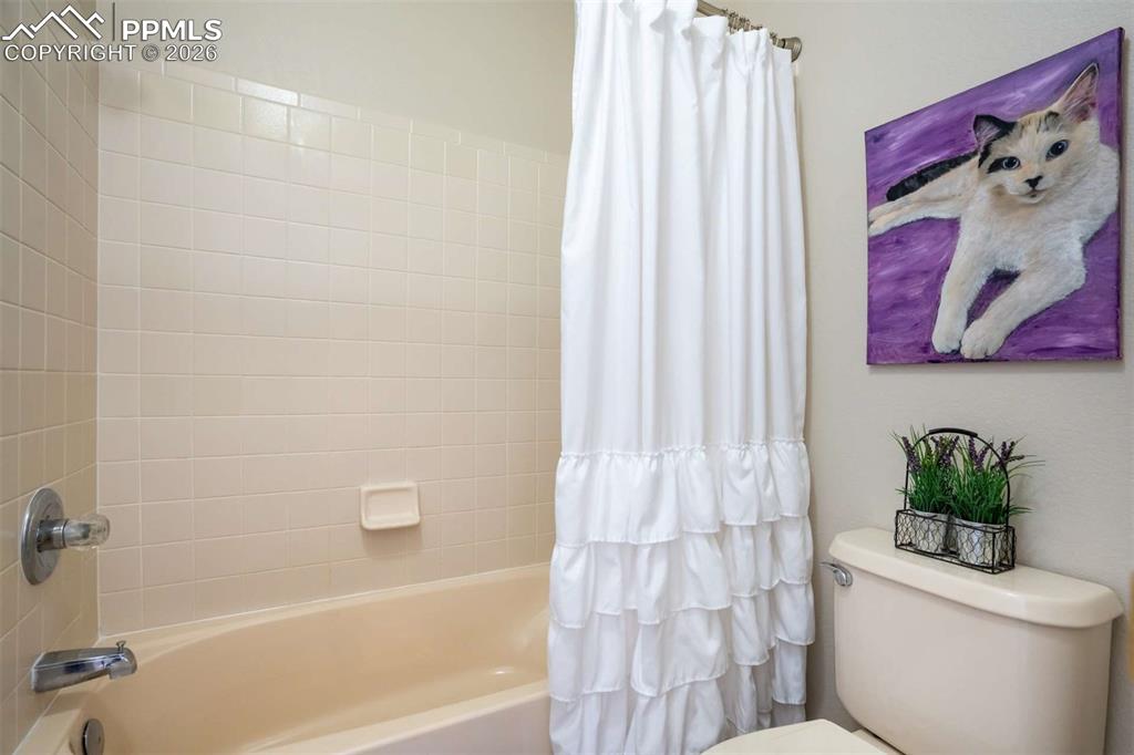 Image 38 of 50: Bathroom