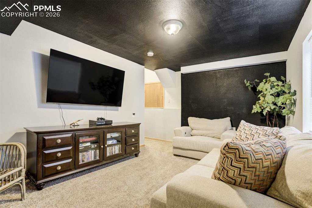 Image 40 of 50: Living Room