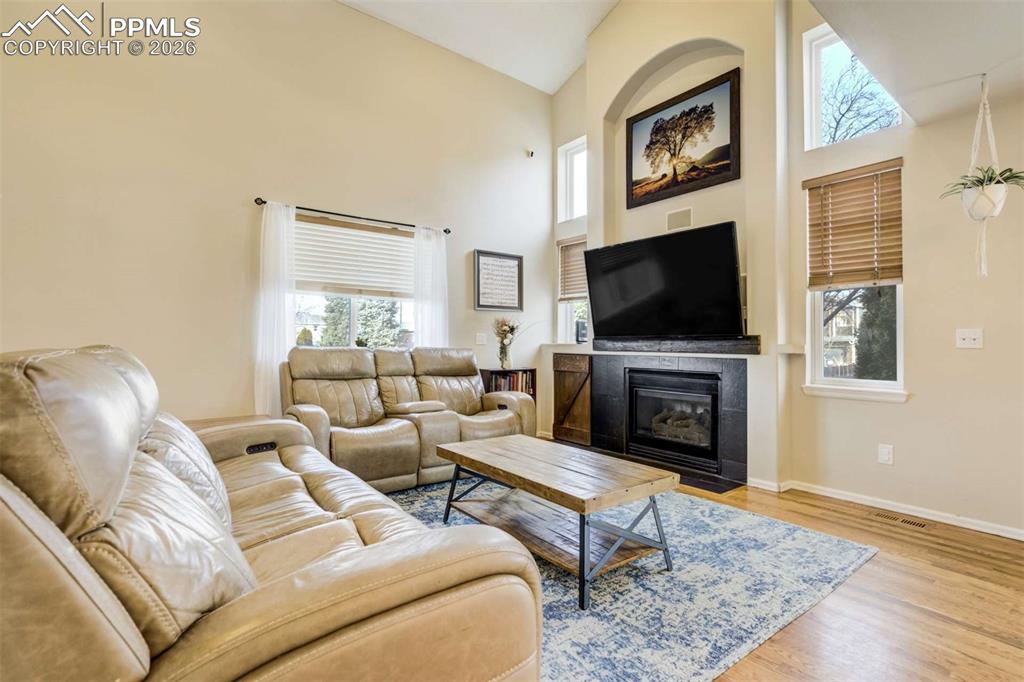 Image 5 of 50: Living Room