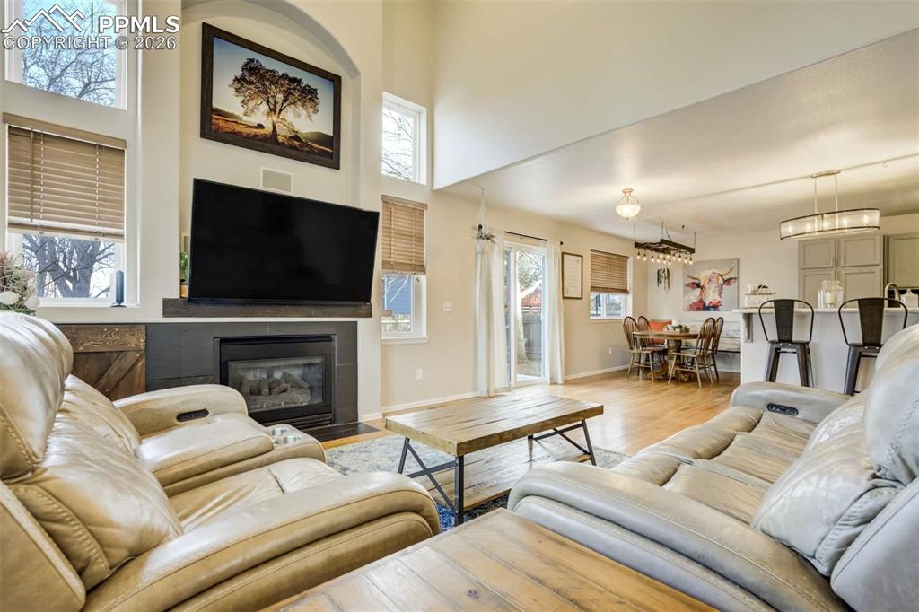 Image 6 of 50: Living Room