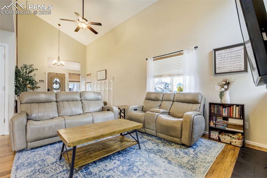 Image 7 of 50: Living Room