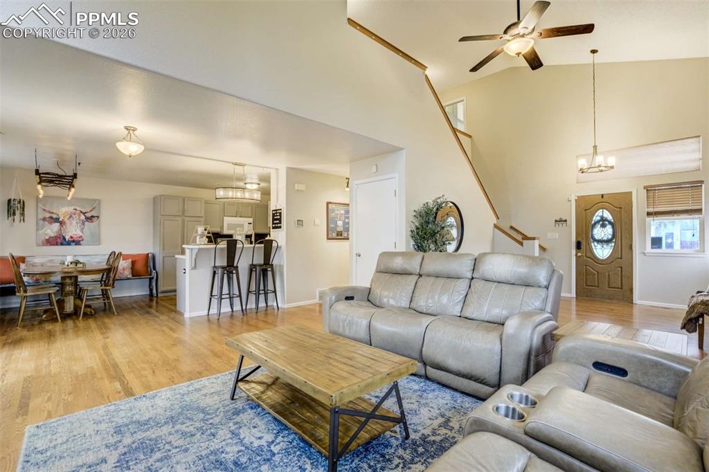 Image 8 of 50: Living Room