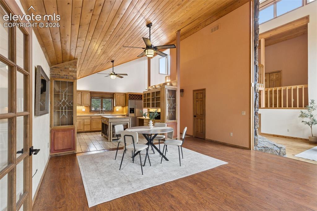 Image 13 of 43: Dining Area