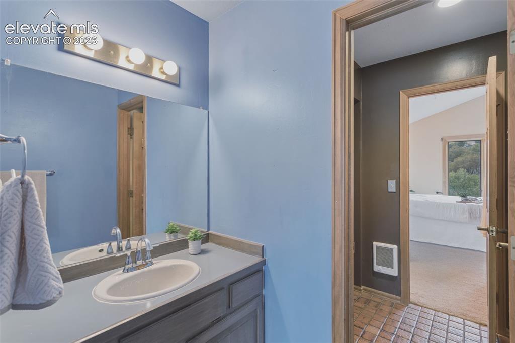 Image 17 of 43: Bathroom