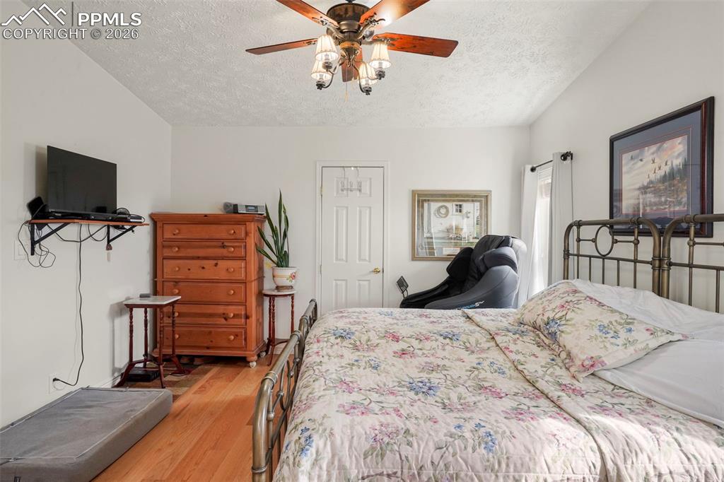 Image 11 of 35: Kitchen