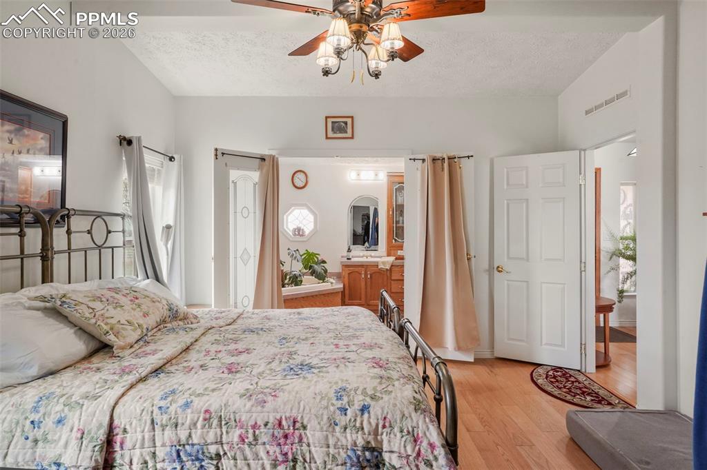 Image 12 of 35: Kitchen