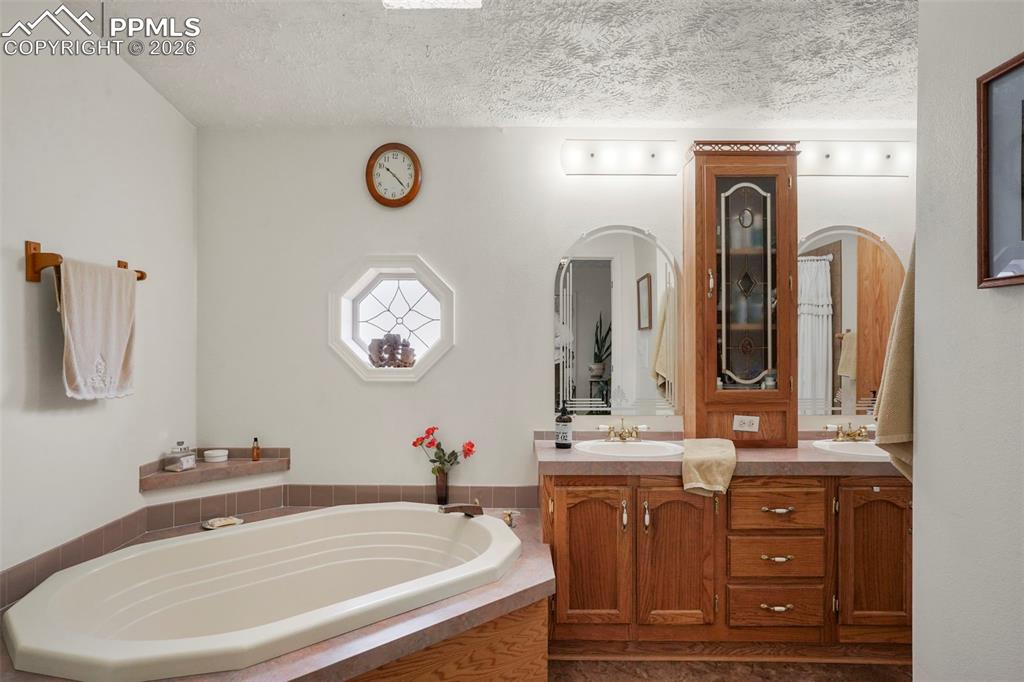 Image 13 of 35: Dining Area