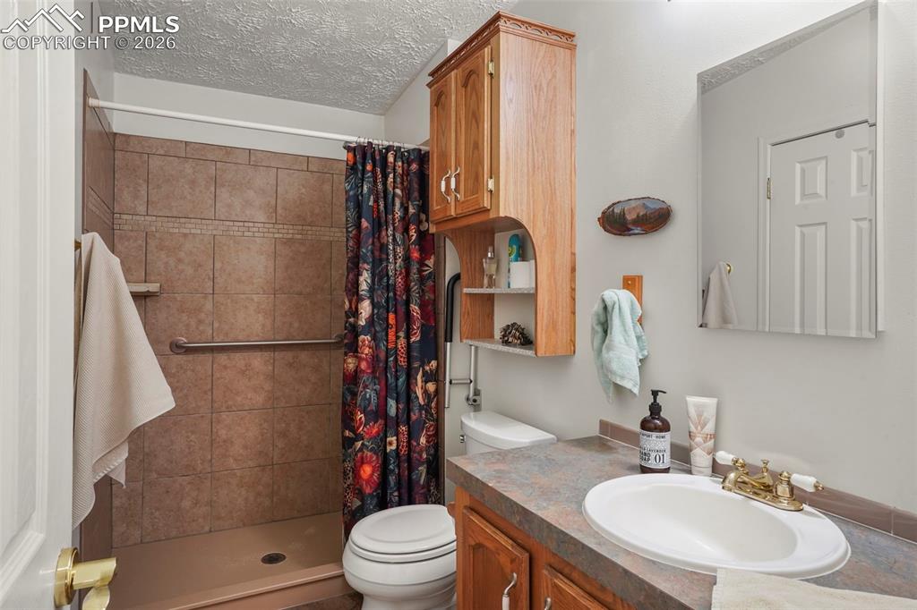 Image 16 of 35: Bathroom