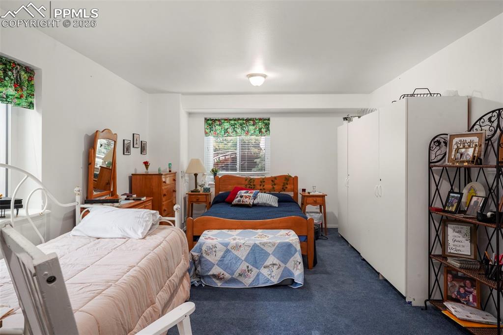 Image 21 of 35: Laundry