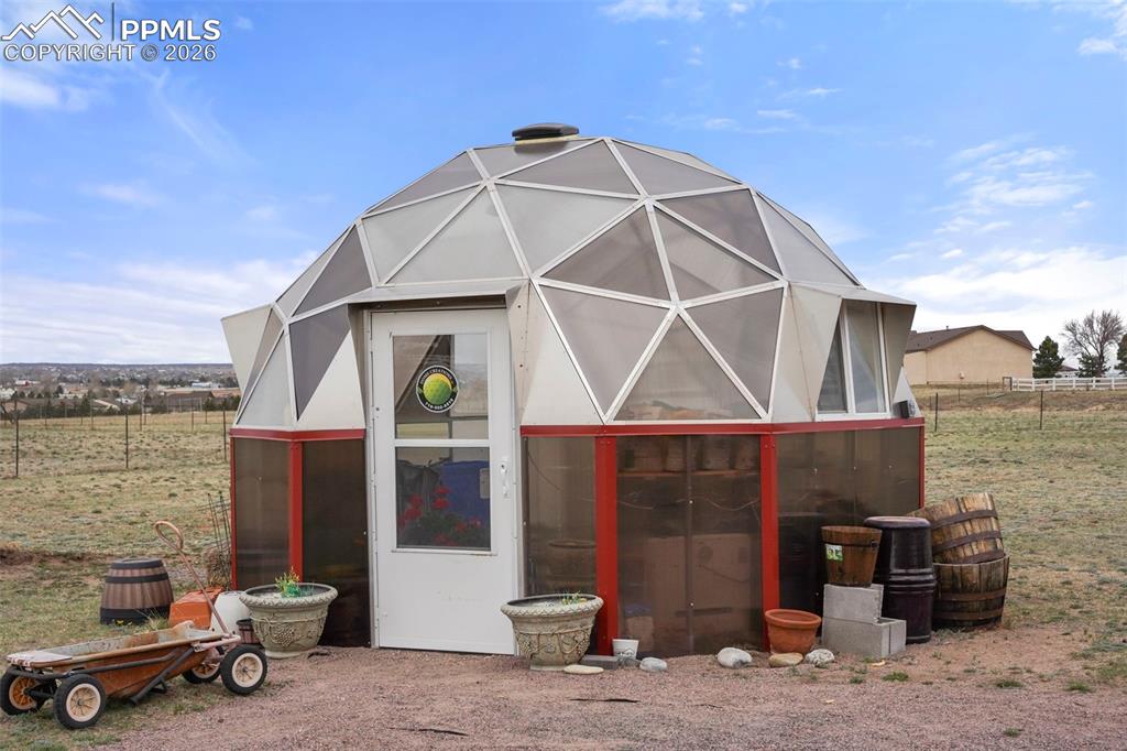 Image 28 of 35: Deck