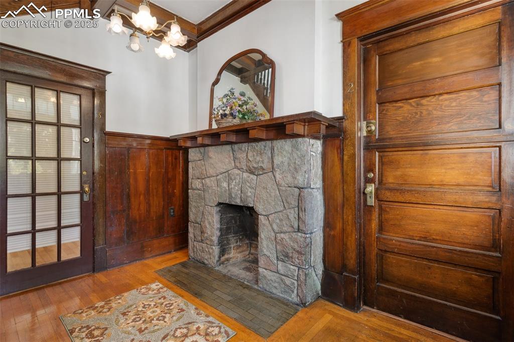 Image 19 of 47: Living Room