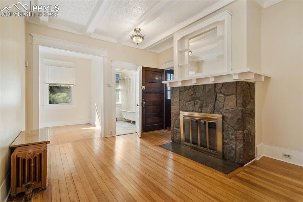 Image 21 of 47: Living Room