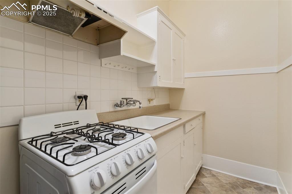 Image 22 of 47: Kitchen