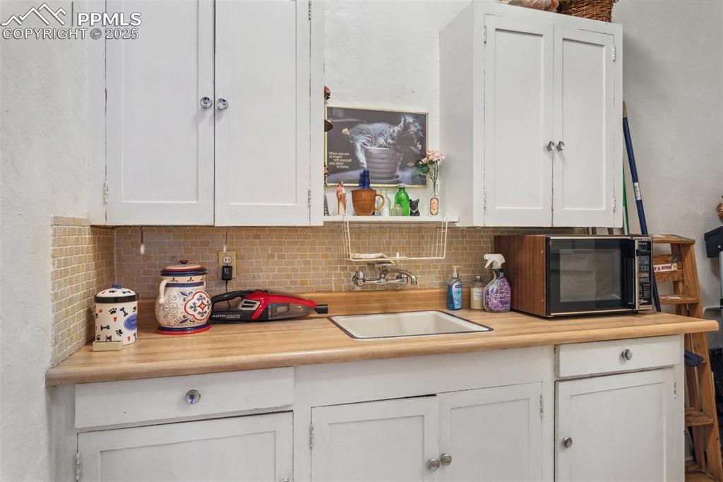 Image 25 of 47: Kitchen