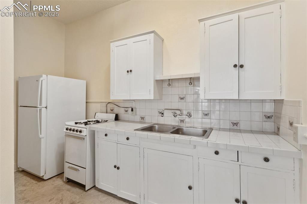 Image 26 of 47: Kitchen